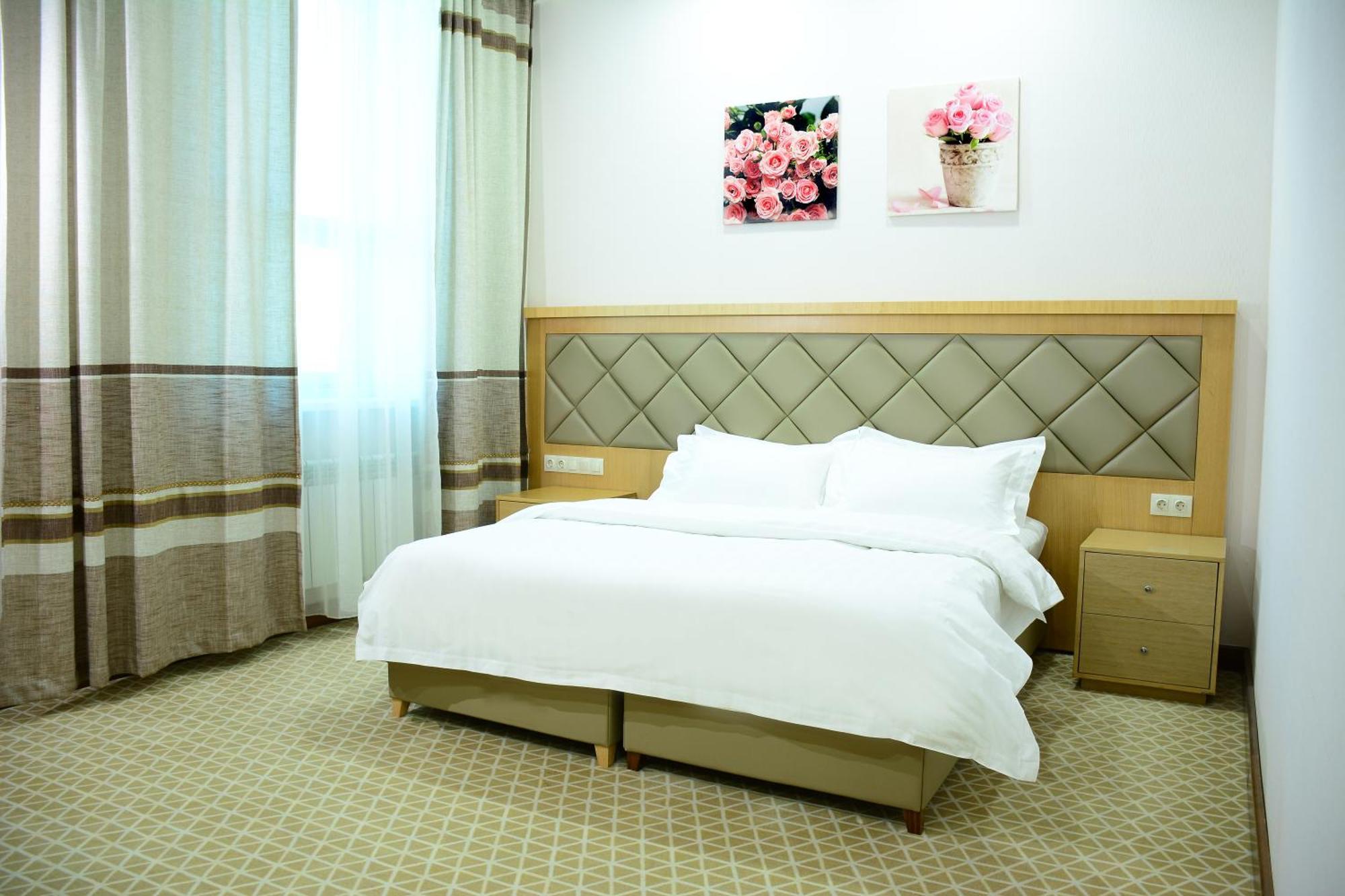 Hotel Arai Plaza Taraz Buitenkant foto